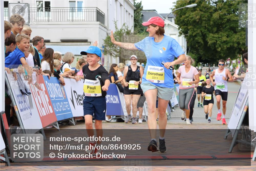 31.08.2025 - 21. Blankeneser Heldenlauf Strokosch-Dieckow http://msf.ph/oto/8649925 31.08.2025 10:40:47 Ziel 2149, 2211, 2326, 2233, 2672, 3432 meine-sportfotos.de