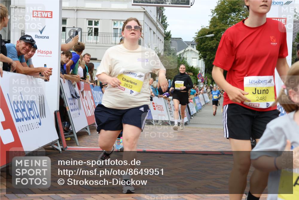 31.08.2025 - 21. Blankeneser Heldenlauf Strokosch-Dieckow http://msf.ph/oto/8649951 31.08.2025 10:40:26 Ziel 2660, 2633, 2632, 2482, 2598, 2596 meine-sportfotos.de