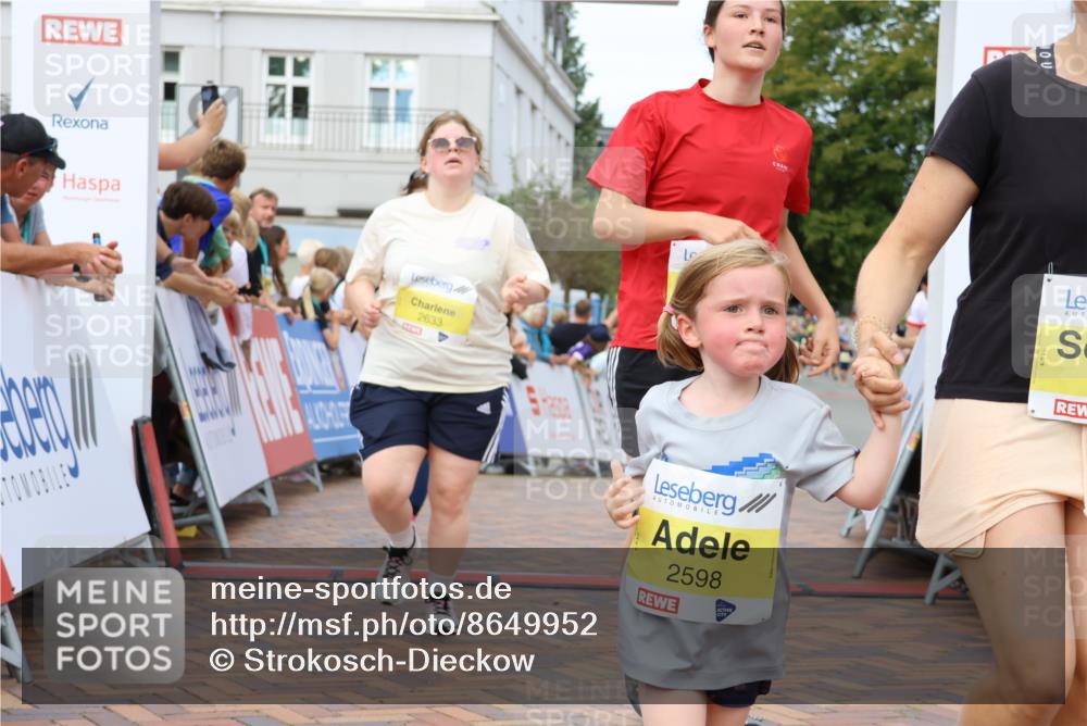 31.08.2025 - 21. Blankeneser Heldenlauf Strokosch-Dieckow http://msf.ph/oto/8649952 31.08.2025 10:40:25 Ziel 2660, 2633, 2632, 2482, 2598, 2596 meine-sportfotos.de