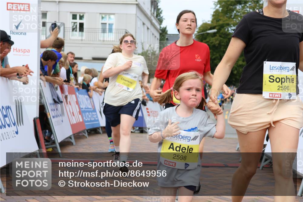31.08.2025 - 21. Blankeneser Heldenlauf Strokosch-Dieckow http://msf.ph/oto/8649956 31.08.2025 10:40:25 Ziel 2660, 2633, 2632, 2482, 2598, 2596 meine-sportfotos.de
