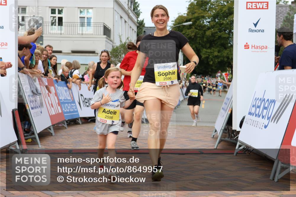 31.08.2025 - 21. Blankeneser Heldenlauf Strokosch-Dieckow http://msf.ph/oto/8649957 31.08.2025 10:40:24 Ziel 2660, 2633, 2632, 2482, 2598, 2596 meine-sportfotos.de