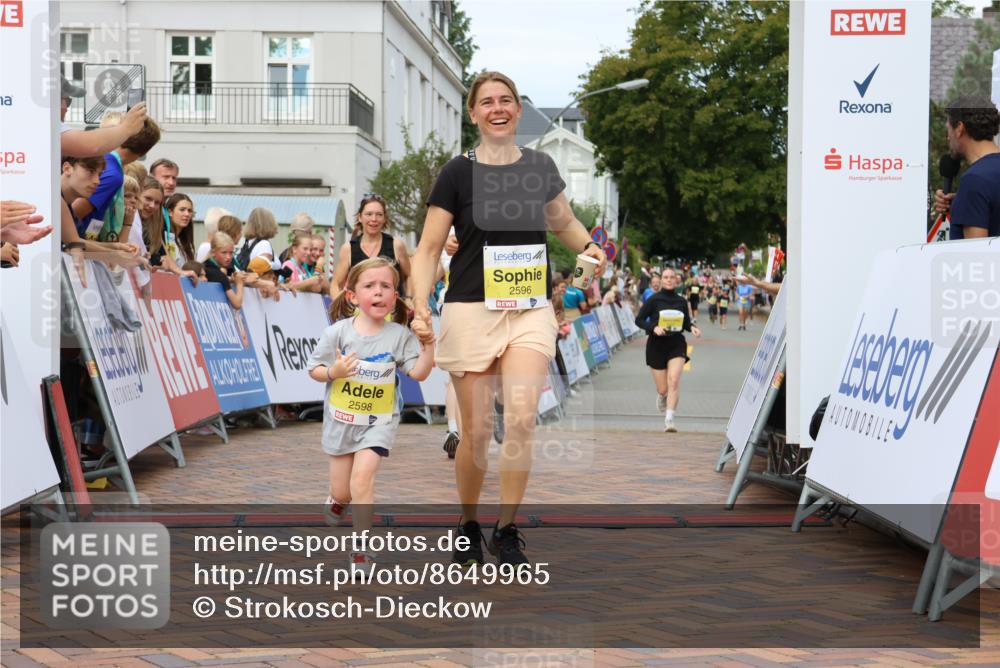 31.08.2025 - 21. Blankeneser Heldenlauf Strokosch-Dieckow http://msf.ph/oto/8649965 31.08.2025 10:40:24 Ziel 2660, 2633, 2632, 2482, 2598, 2596 meine-sportfotos.de