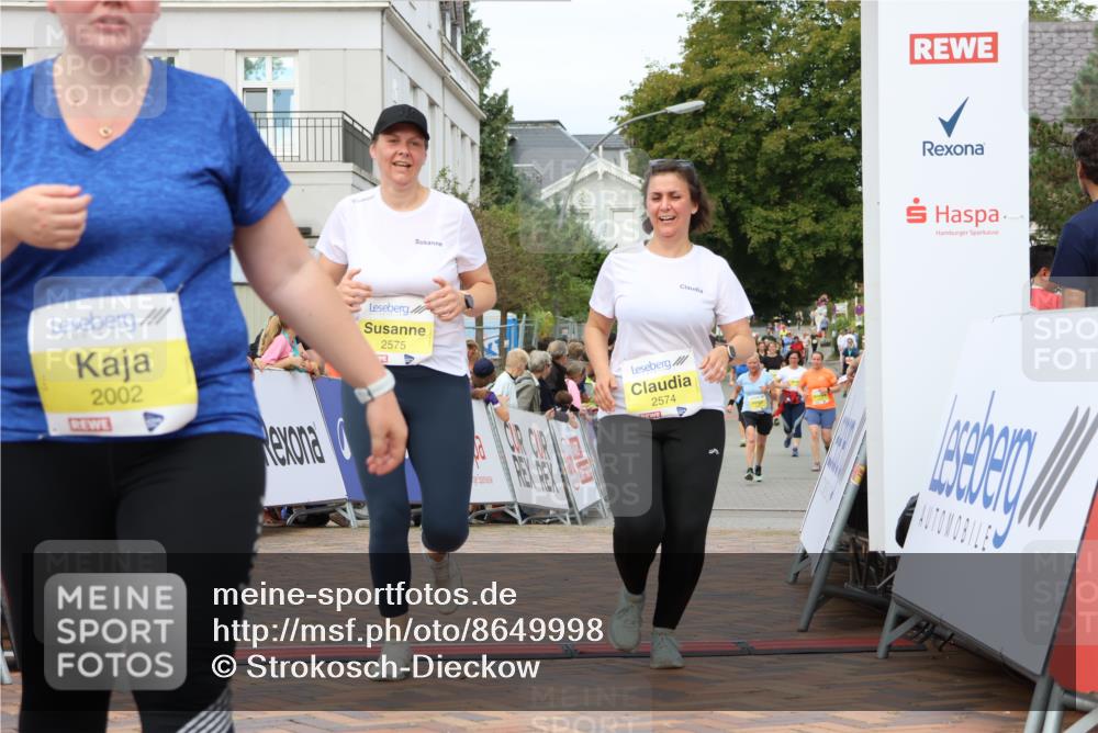31.08.2025 - 21. Blankeneser Heldenlauf Strokosch-Dieckow http://msf.ph/oto/8649998 31.08.2025 10:40:02 Ziel 2574, 2575, 2002 meine-sportfotos.de