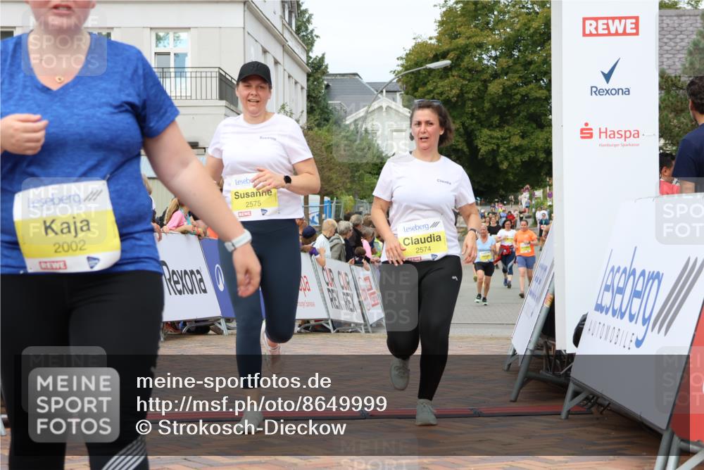31.08.2025 - 21. Blankeneser Heldenlauf Strokosch-Dieckow http://msf.ph/oto/8649999 31.08.2025 10:40:02 Ziel 2574, 2575, 2002 meine-sportfotos.de