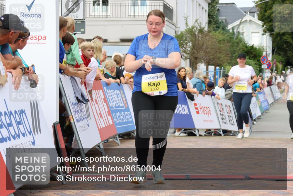 31.08.2025 - 21. Blankeneser Heldenlauf Strokosch-Dieckow http://msf.ph/oto/8650004 31.08.2025 10:39:59 Ziel 2573, 2574, 2575, 2002 meine-sportfotos.de