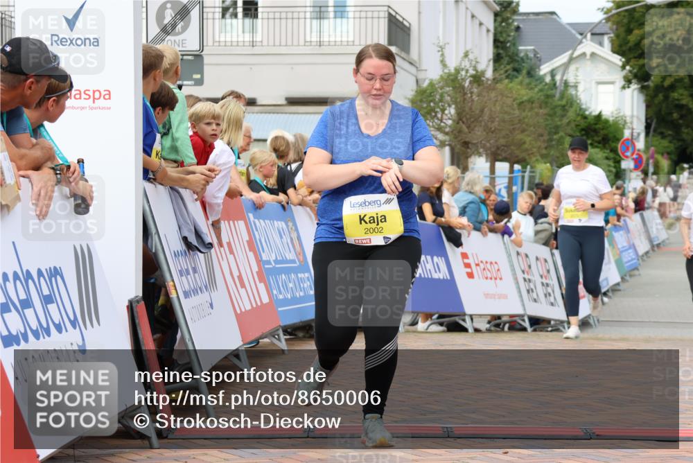 31.08.2025 - 21. Blankeneser Heldenlauf Strokosch-Dieckow http://msf.ph/oto/8650006 31.08.2025 10:39:59 Ziel 2573, 2574, 2575, 2002 meine-sportfotos.de