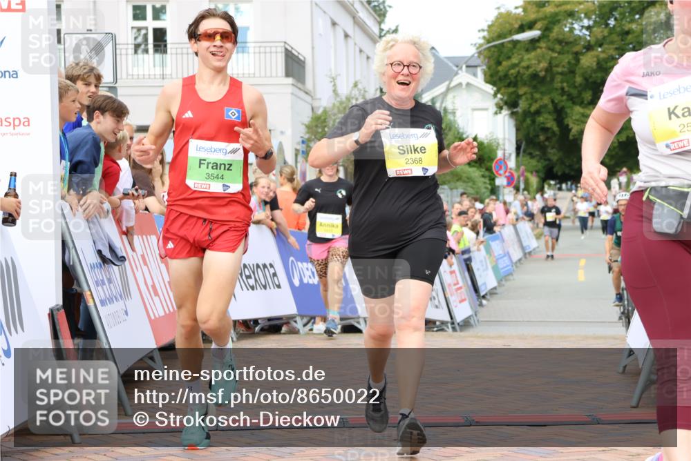 31.08.2025 - 21. Blankeneser Heldenlauf Strokosch-Dieckow http://msf.ph/oto/8650022 31.08.2025 10:39:36 Ziel 2569, 2613, 2460, 2368, 3544 meine-sportfotos.de