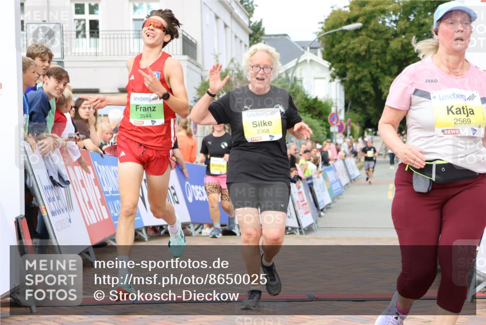 31.08.2025 - 21. Blankeneser Heldenlauf Strokosch-Dieckow http://msf.ph/oto/8650025 31.08.2025 10:39:35 Ziel 2569, 2613, 2460, 2368, 3544 meine-sportfotos.de