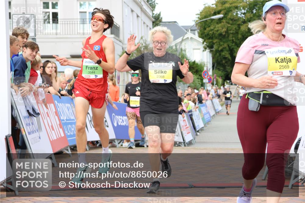 31.08.2025 - 21. Blankeneser Heldenlauf Strokosch-Dieckow http://msf.ph/oto/8650026 31.08.2025 10:39:35 Ziel 2569, 2613, 2460, 2368, 3544 meine-sportfotos.de