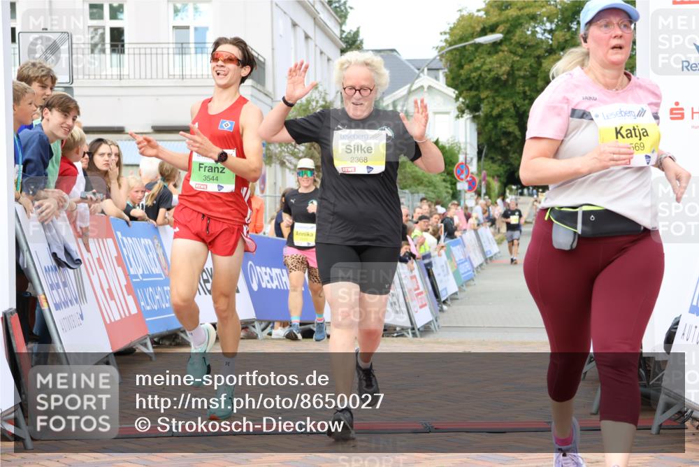 31.08.2025 - 21. Blankeneser Heldenlauf Strokosch-Dieckow http://msf.ph/oto/8650027 31.08.2025 10:39:35 Ziel 2569, 2613, 2460, 2368, 3544 meine-sportfotos.de