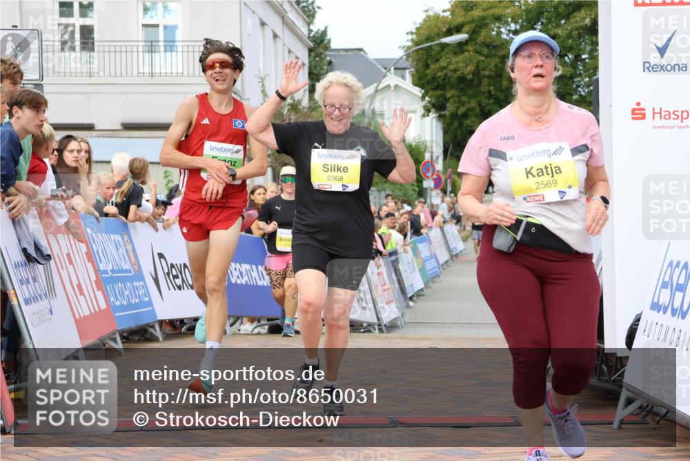 31.08.2025 - 21. Blankeneser Heldenlauf Strokosch-Dieckow http://msf.ph/oto/8650031 31.08.2025 10:39:35 Ziel 2569, 2613, 2460, 2368, 3544 meine-sportfotos.de