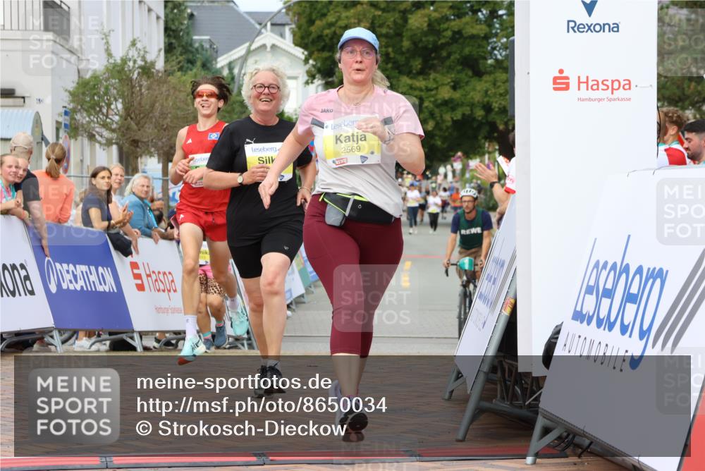 31.08.2025 - 21. Blankeneser Heldenlauf Strokosch-Dieckow http://msf.ph/oto/8650034 31.08.2025 10:39:34 Ziel 2569, 2613, 2460, 2368, 3544 meine-sportfotos.de
