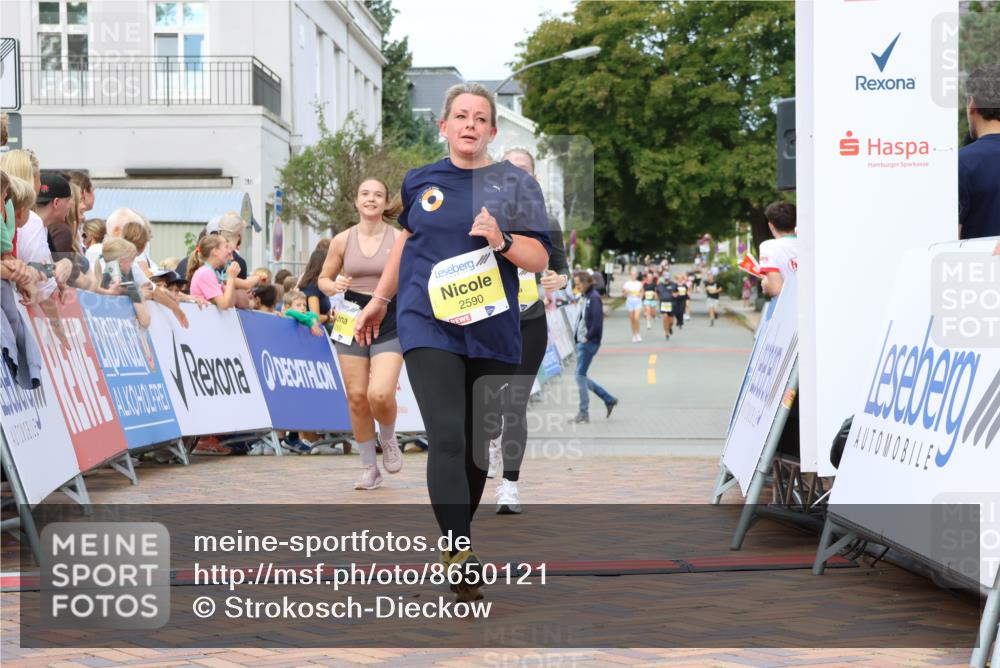 31.08.2025 - 21. Blankeneser Heldenlauf Strokosch-Dieckow http://msf.ph/oto/8650121 31.08.2025 10:38:26 Ziel 2454, 2265, 2657, 2038, 2093, 2589, 2590 meine-sportfotos.de