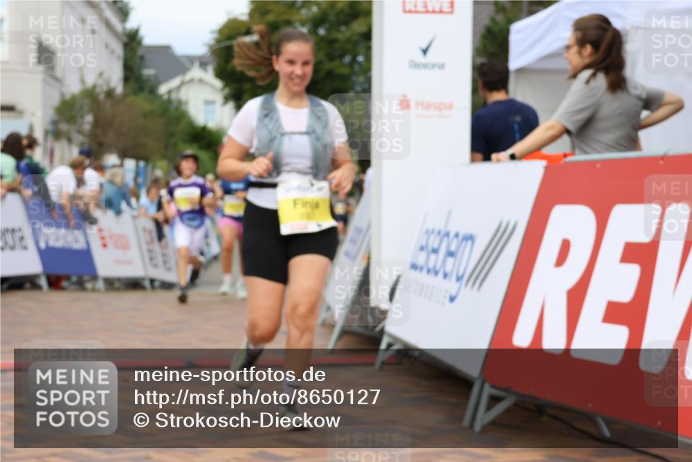 31.08.2025 - 21. Blankeneser Heldenlauf Strokosch-Dieckow http://msf.ph/oto/8650127 31.08.2025 10:31:15 Ziel 2437, 2324, 2147, 2121, 2307, 2399, 2103 meine-sportfotos.de