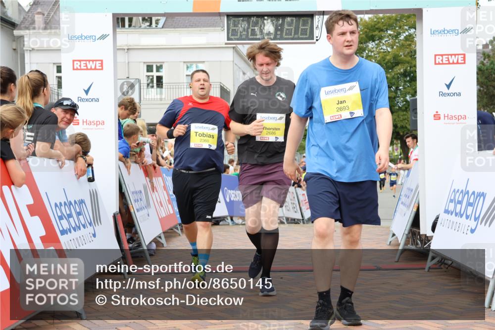 31.08.2025 - 21. Blankeneser Heldenlauf Strokosch-Dieckow http://msf.ph/oto/8650145 31.08.2025 10:38:13 Ziel 2686, 2360, 2693, 2489 meine-sportfotos.de