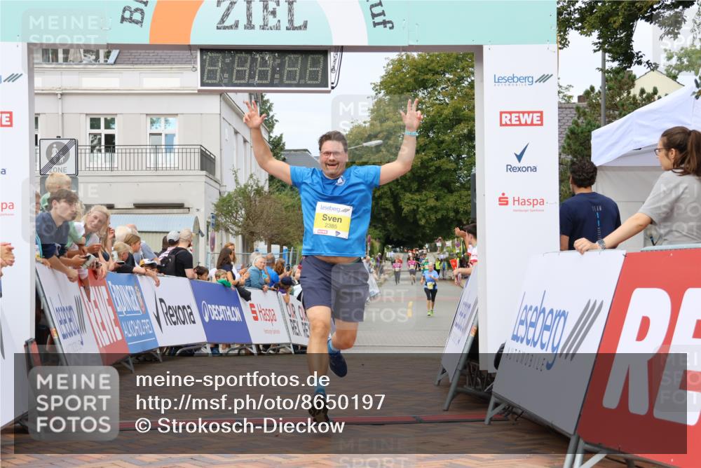 31.08.2025 - 21. Blankeneser Heldenlauf Strokosch-Dieckow http://msf.ph/oto/8650197 31.08.2025 10:37:40 Ziel 2385, 2096, 2134, 2303 meine-sportfotos.de