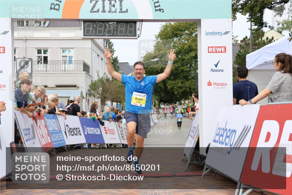 31.08.2025 - 21. Blankeneser Heldenlauf Strokosch-Dieckow http://msf.ph/oto/8650201 31.08.2025 10:37:40 Ziel 2385, 2096, 2134, 2303 meine-sportfotos.de