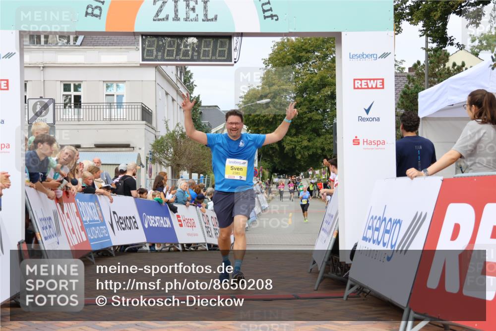 31.08.2025 - 21. Blankeneser Heldenlauf Strokosch-Dieckow http://msf.ph/oto/8650208 31.08.2025 10:37:40 Ziel 2385, 2096, 2134, 2303 meine-sportfotos.de