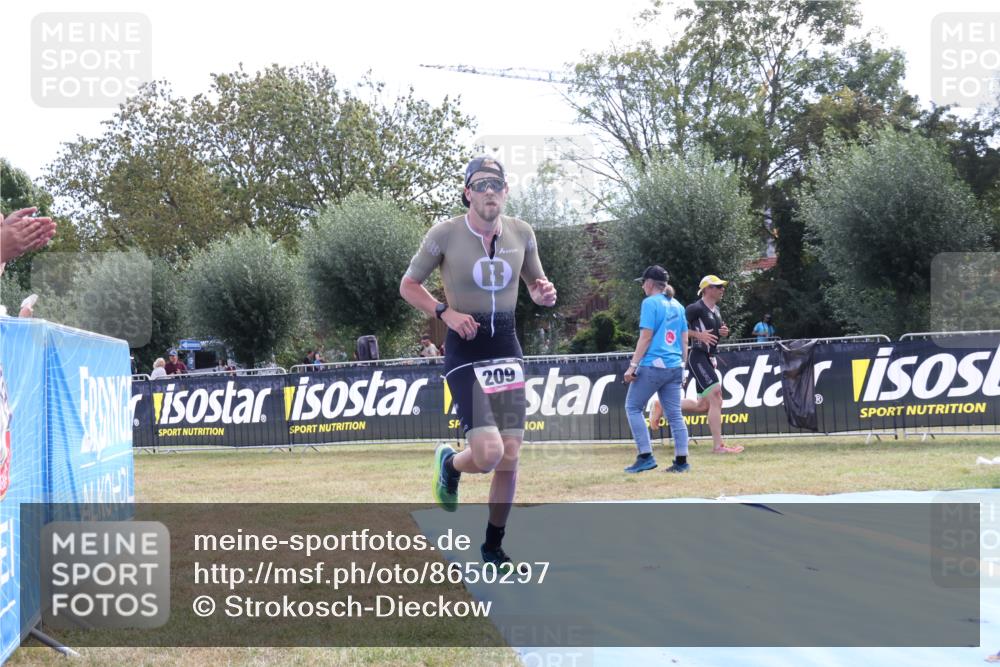 31.08.2025 - Elbe Triathlon Hamburg Strokosch-Dieckow http://msf.ph/oto/8650297 31.08.2025 10:07:20 Ziel 200, 209 meine-sportfotos.de