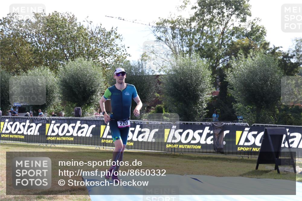 31.08.2025 - Elbe Triathlon Hamburg Strokosch-Dieckow http://msf.ph/oto/8650332 31.08.2025 10:11:37 Ziel 220 meine-sportfotos.de