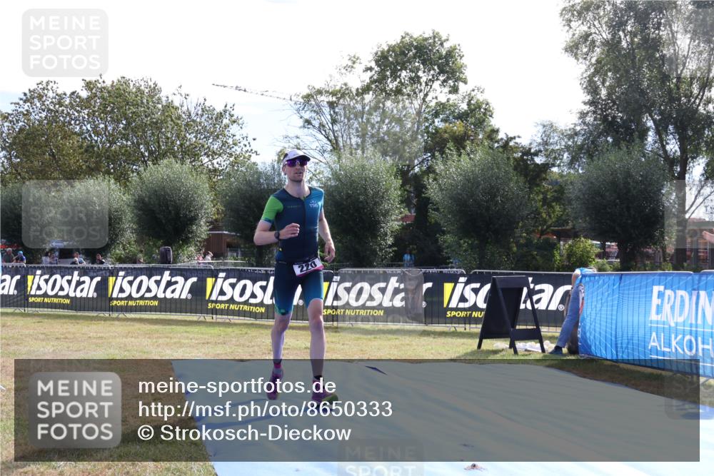 31.08.2025 - Elbe Triathlon Hamburg Strokosch-Dieckow http://msf.ph/oto/8650333 31.08.2025 10:11:38 Ziel 220 meine-sportfotos.de