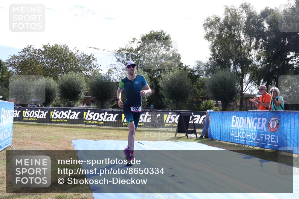 31.08.2025 - Elbe Triathlon Hamburg Strokosch-Dieckow http://msf.ph/oto/8650334 31.08.2025 10:11:38 Ziel 220 meine-sportfotos.de