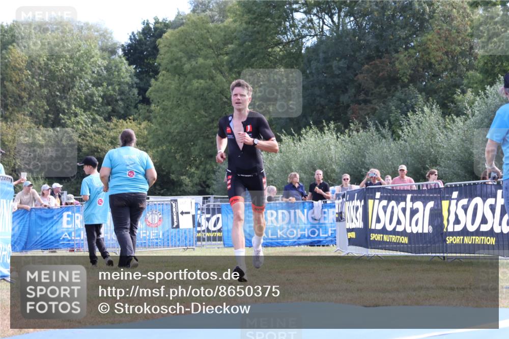 31.08.2025 - Elbe Triathlon Hamburg Strokosch-Dieckow http://msf.ph/oto/8650375 31.08.2025 10:15:00 Ziel 215 meine-sportfotos.de