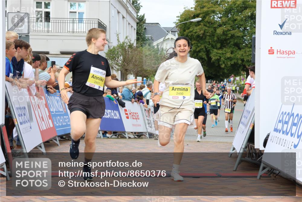 31.08.2025 - 21. Blankeneser Heldenlauf Strokosch-Dieckow http://msf.ph/oto/8650376 31.08.2025 10:37:09 Ziel 2450, 2451, 2152, 2288 meine-sportfotos.de