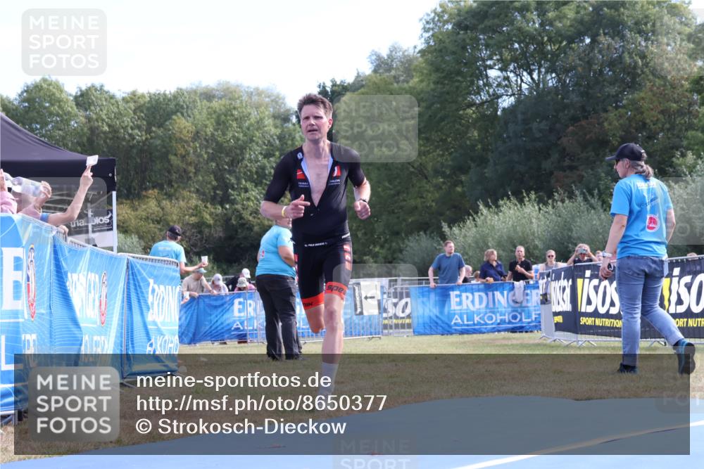 31.08.2025 - Elbe Triathlon Hamburg Strokosch-Dieckow http://msf.ph/oto/8650377 31.08.2025 10:15:01 Ziel 215 meine-sportfotos.de