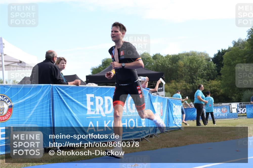 31.08.2025 - Elbe Triathlon Hamburg Strokosch-Dieckow http://msf.ph/oto/8650378 31.08.2025 10:15:02 Ziel 215 meine-sportfotos.de