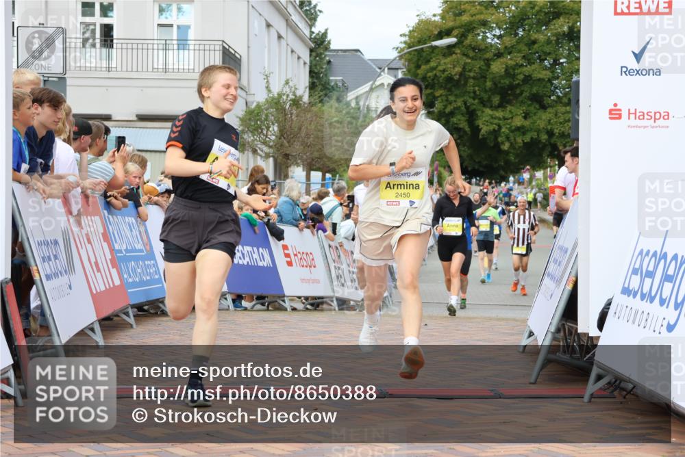 31.08.2025 - 21. Blankeneser Heldenlauf Strokosch-Dieckow http://msf.ph/oto/8650388 31.08.2025 10:37:09 Ziel 2450, 2451, 2152, 2288 meine-sportfotos.de