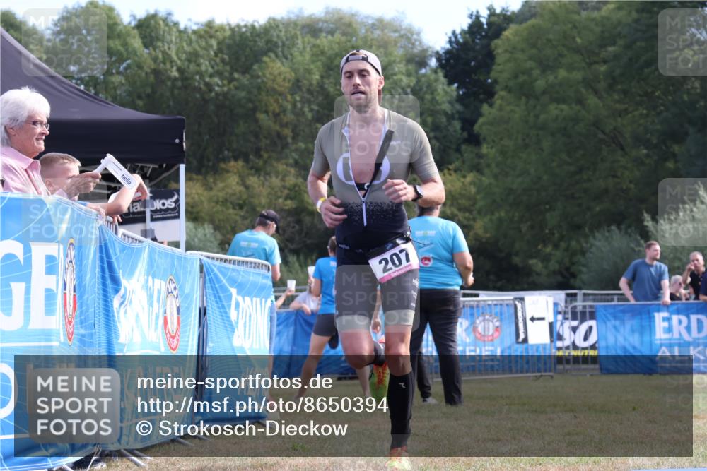 31.08.2025 - Elbe Triathlon Hamburg Strokosch-Dieckow http://msf.ph/oto/8650394 31.08.2025 10:16:12 Ziel 207 meine-sportfotos.de