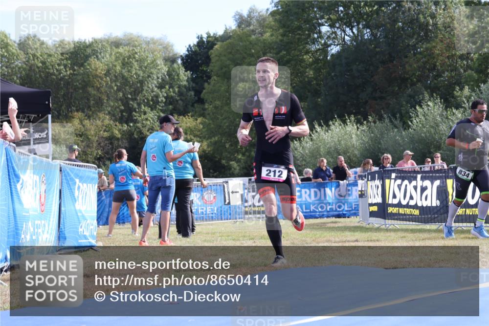 31.08.2025 - Elbe Triathlon Hamburg Strokosch-Dieckow http://msf.ph/oto/8650414 31.08.2025 10:17:31 Ziel 212 meine-sportfotos.de