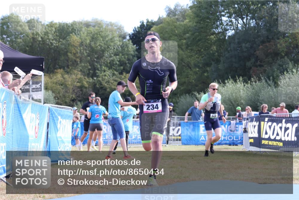 31.08.2025 - Elbe Triathlon Hamburg Strokosch-Dieckow http://msf.ph/oto/8650434 31.08.2025 10:19:35 Ziel 234 meine-sportfotos.de
