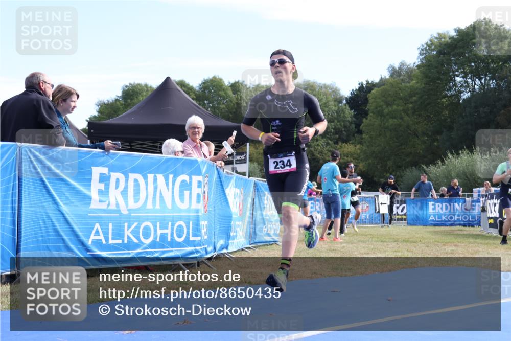 31.08.2025 - Elbe Triathlon Hamburg Strokosch-Dieckow http://msf.ph/oto/8650435 31.08.2025 10:19:36 Ziel 234 meine-sportfotos.de