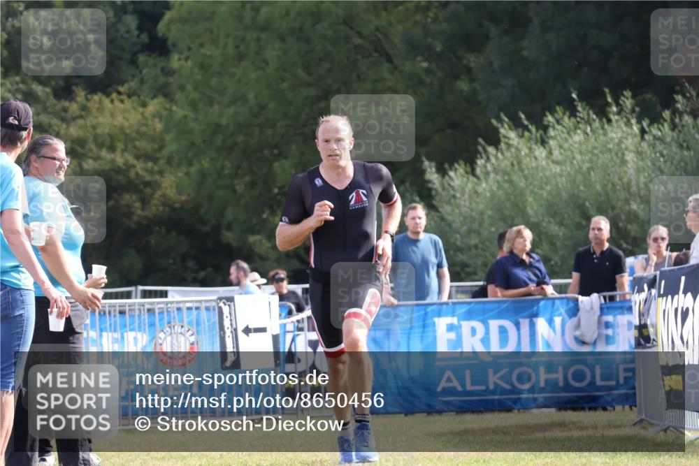 31.08.2025 - Elbe Triathlon Hamburg Strokosch-Dieckow http://msf.ph/oto/8650456 31.08.2025 10:21:38 Ziel 239 meine-sportfotos.de