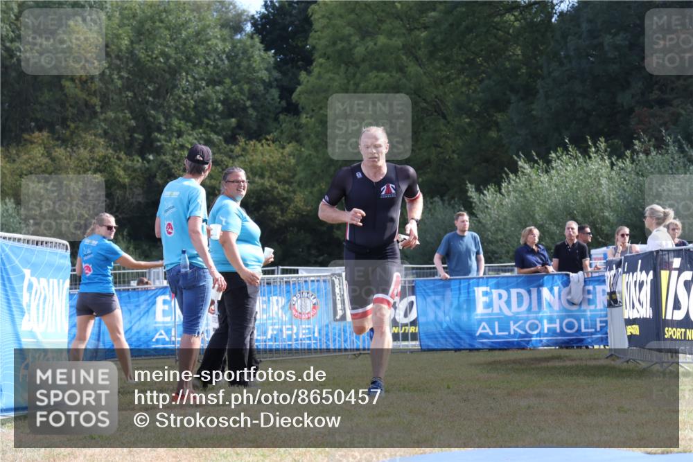 31.08.2025 - Elbe Triathlon Hamburg Strokosch-Dieckow http://msf.ph/oto/8650457 31.08.2025 10:21:39 Ziel 195, 239 meine-sportfotos.de