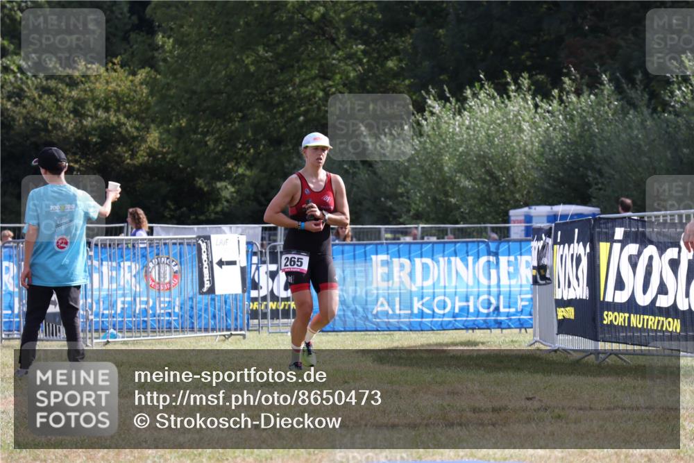31.08.2025 - Elbe Triathlon Hamburg Strokosch-Dieckow http://msf.ph/oto/8650473 31.08.2025 09:55:23 Laufen 100, 100, 265 meine-sportfotos.de