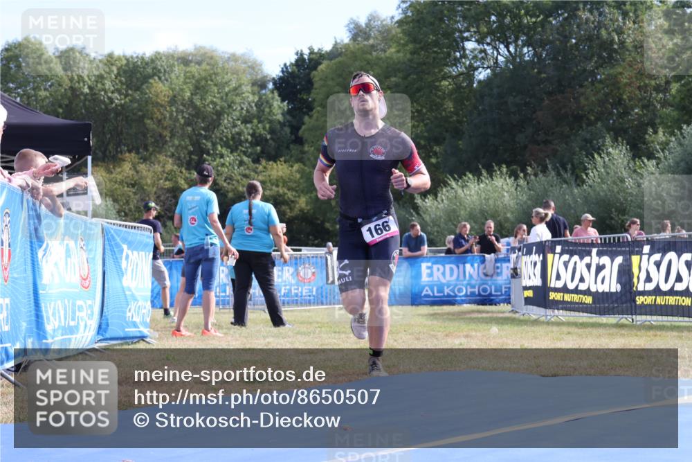 31.08.2025 - Elbe Triathlon Hamburg Strokosch-Dieckow http://msf.ph/oto/8650507 31.08.2025 10:22:17 Ziel 166, 185 meine-sportfotos.de