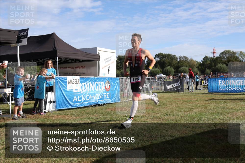 31.08.2025 - Elbe Triathlon Hamburg Strokosch-Dieckow http://msf.ph/oto/8650535 31.08.2025 09:27:00 Laufen 186 meine-sportfotos.de