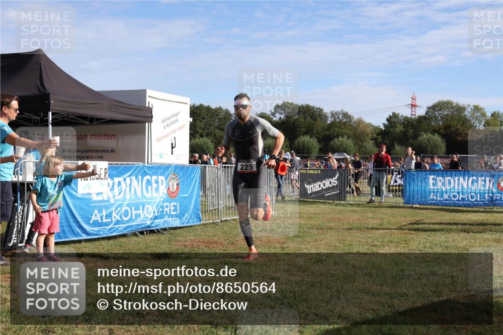 31.08.2025 - Elbe Triathlon Hamburg Strokosch-Dieckow http://msf.ph/oto/8650564 31.08.2025 09:29:02 Laufen 225 meine-sportfotos.de