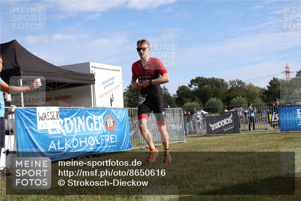 31.08.2025 - Elbe Triathlon Hamburg Strokosch-Dieckow http://msf.ph/oto/8650616 31.08.2025 09:34:09 Laufen 488, 88, 87 meine-sportfotos.de