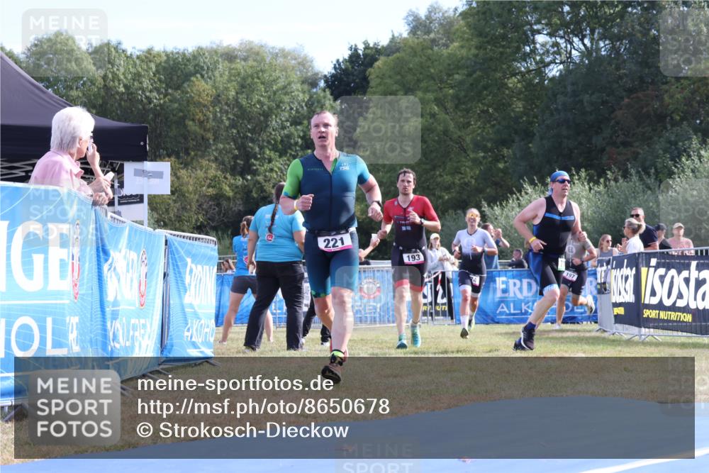 31.08.2025 - Elbe Triathlon Hamburg Strokosch-Dieckow http://msf.ph/oto/8650678 31.08.2025 10:26:17 Ziel 193, 197, 221, 274 meine-sportfotos.de