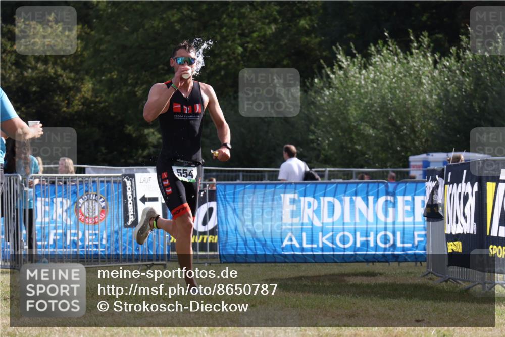 31.08.2025 - Elbe Triathlon Hamburg Strokosch-Dieckow http://msf.ph/oto/8650787 31.08.2025 09:49:50 Laufen 554 meine-sportfotos.de