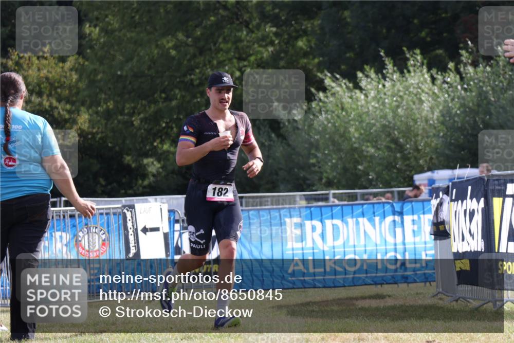 31.08.2025 - Elbe Triathlon Hamburg Strokosch-Dieckow http://msf.ph/oto/8650845 31.08.2025 09:53:10 Laufen 100, 182 meine-sportfotos.de