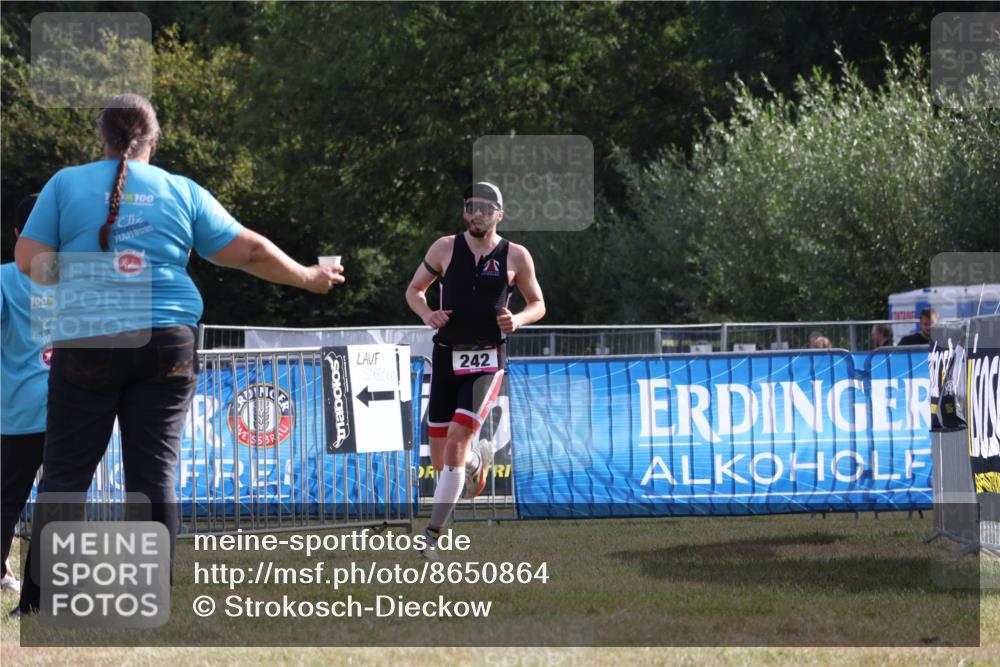 31.08.2025 - Elbe Triathlon Hamburg Strokosch-Dieckow http://msf.ph/oto/8650864 31.08.2025 09:53:48 Laufen 100, 100, 242 meine-sportfotos.de