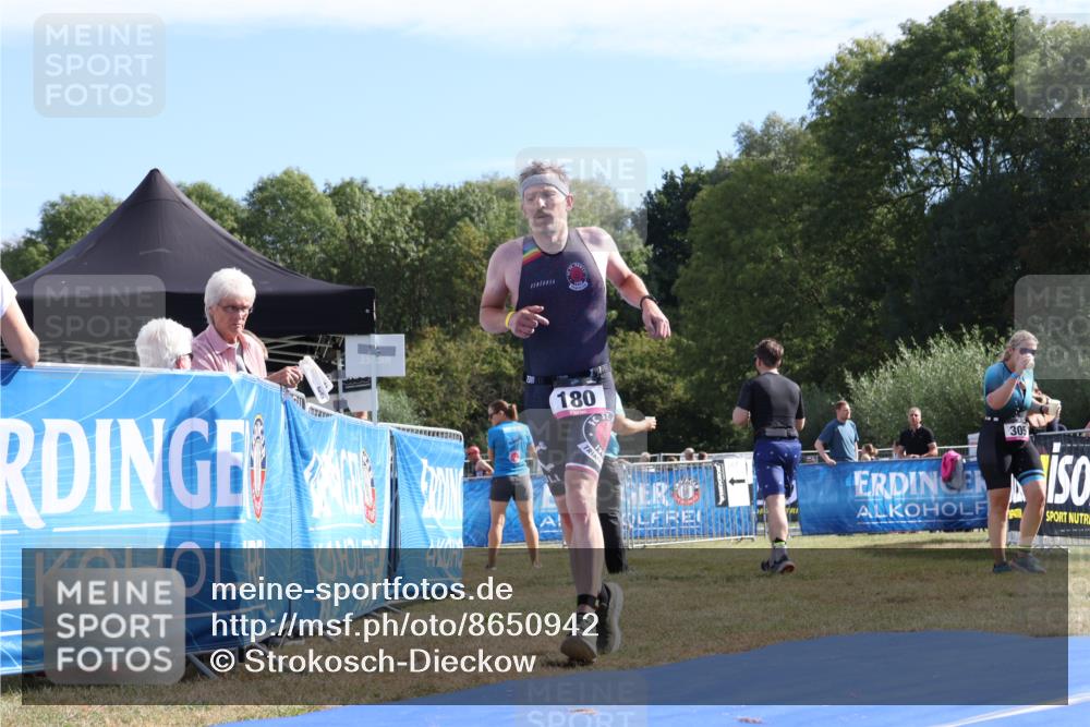 31.08.2025 - Elbe Triathlon Hamburg Strokosch-Dieckow http://msf.ph/oto/8650942 31.08.2025 10:29:54 Ziel 180 meine-sportfotos.de