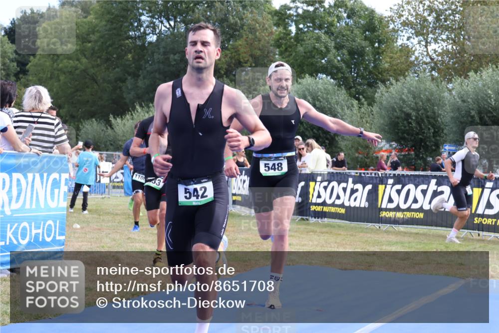 31.08.2025 - Elbe Triathlon Hamburg Strokosch-Dieckow http://msf.ph/oto/8651708 31.08.2025 10:54:34 Ziel 324, 548, 633 meine-sportfotos.de