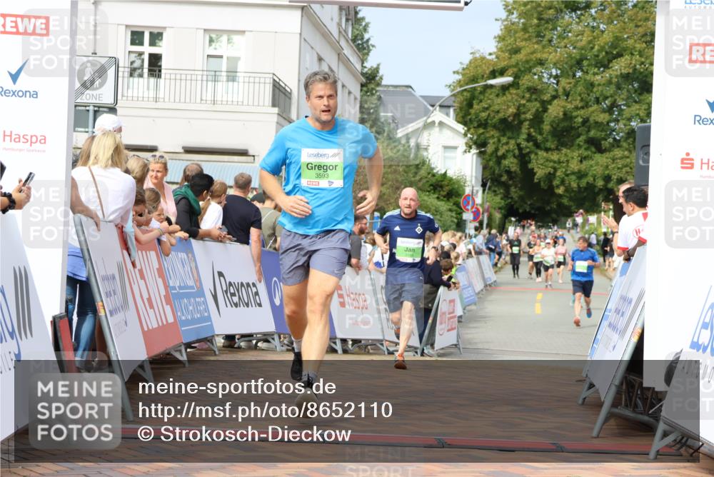 31.08.2025 - 21. Blankeneser Heldenlauf Strokosch-Dieckow http://msf.ph/oto/8652110 31.08.2025 11:11:21 Ziel 3290, 3593, 3199 meine-sportfotos.de