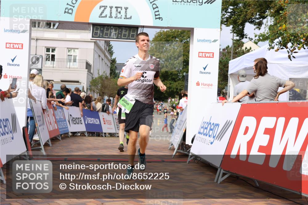 31.08.2025 - 21. Blankeneser Heldenlauf Strokosch-Dieckow http://msf.ph/oto/8652225 31.08.2025 11:10:41 Ziel 3701, 3592, 3420, 3515, 3618 meine-sportfotos.de